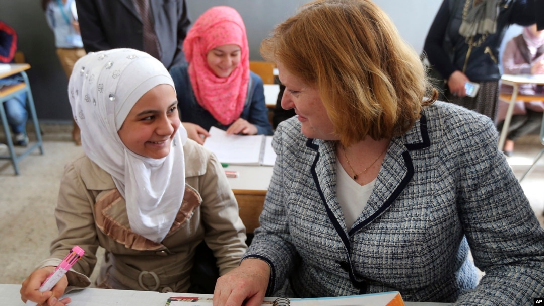 Anne Richard (kanan), Asisten Menlu AS urusan pengungsi berbicara dengan pengungsi Suriah di sebuah sekolah di Beirut, Lebanon (foto: dok). 