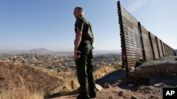 Un garde-frontière surveille Tijuana, au Mexique, le 13 juin 2013.