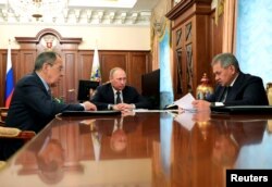 Rusiyanın prezidenti Vladimir Putin, xarici işlər naziri Sergey Lavrov və müdafiə naziri Serge Şoyqu