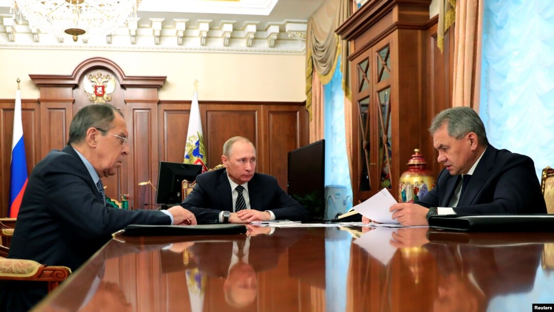 Presiden Rusia Vladimir Putin (tengah), Menlu Sergei Lavrov (kiri), dan Menhan Sergei Shoigu menggelar pertemuan di Kremlin, Moskow, 29 Desember 2016.(Sputnik/Mikhail Klimentyev/Kremlin/via REUTERS)
