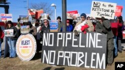 Para demonstran penentang pemasangan jaringan pipa minyak Keystone XL melakukan protes di Omaha, AS (13/1). 