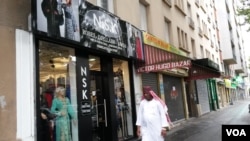 A women's clothing store in Saint Denis outside Paris. (L. Bryant/VOA)