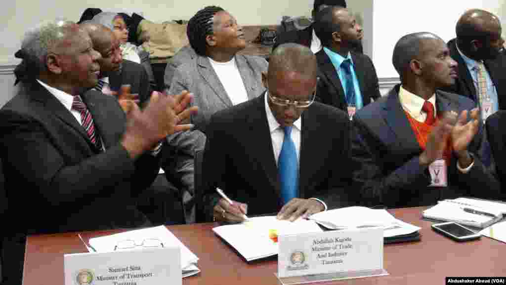 Waziri wa Biashara wa Tanzania Abdallah Kigoda (kulia na Waziri wa Uchukuzi Samuel Sitta mjini Washington