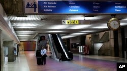 Un pasajero junto al mostrador de Air France en el Aeropuerto Internacional Simón Bolívar en Maiquetía, cerca de Caracas, el 14 de diciembre de 2013.