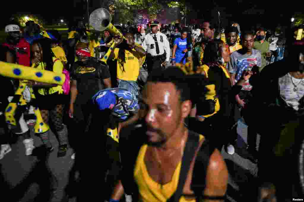 Moun sa yo ap jwi selebrasyon J&#39;ouvert nan Brooklyn, Nouyok siti, 6 Sept. 2021. 