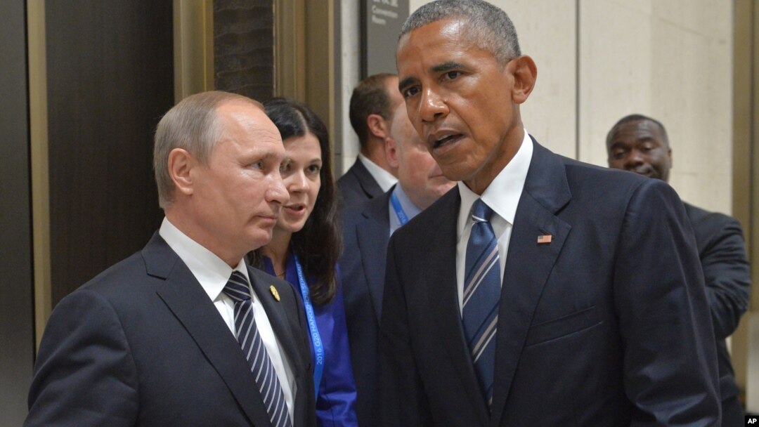 Presiden Rusia Vladimir Putin (kiri) berbicara dengan Presiden AS Barack Obama di sela KTT G20 di Hangzhou, China hari Senin (5/9). 