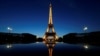 Ночной вид на Эйфелеву башню в Париже (фото для иллюстрации)