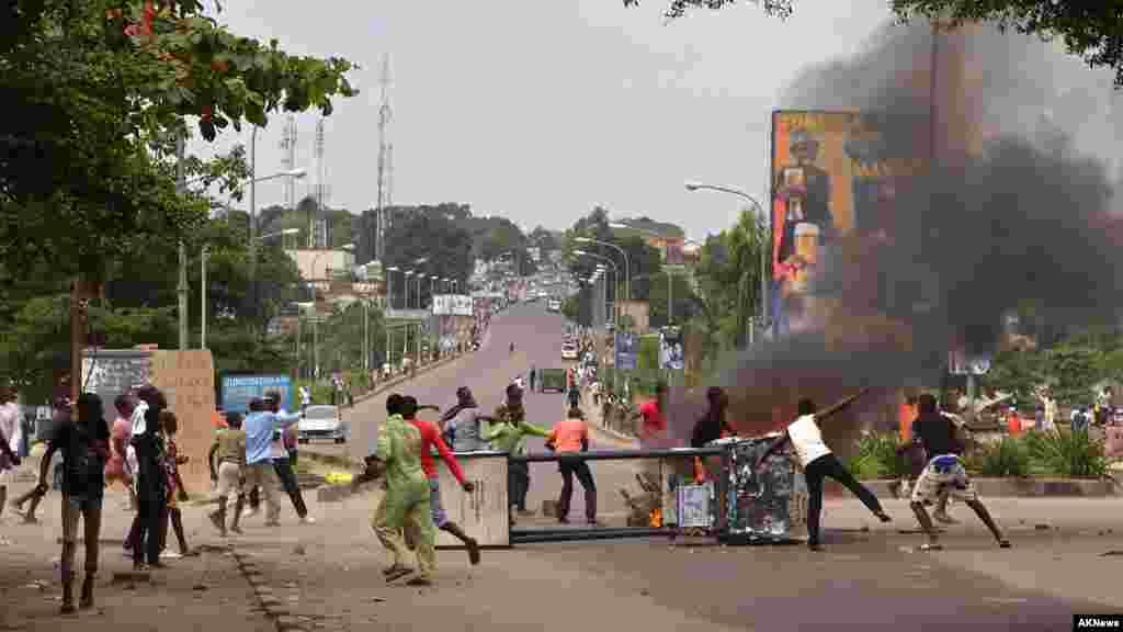 Des manifestants érigent des barricades, protestant contre une nouvelle loi qui pourrait retarder les élections prévues pour 2016, à Kinshasa, République démocratique du Congo, le lundi 19 janvier 2015