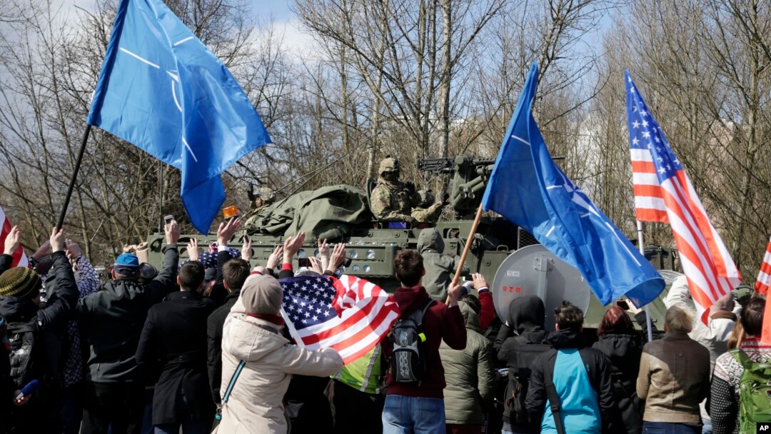 Supporters greet a US army convoy upon its arrival in Prague, Czech Republic, March 30, 2015.