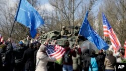 Supporters greet a US army convoy upon its arrival in Prague, Czech Republic, March 30, 2015.