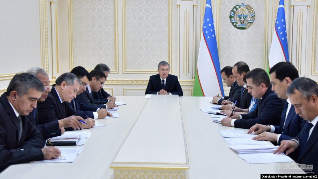 O'zbekiston Prezidenti Shavkat Mirziyoyev (markazda) hukumat a'zolari bilan, Toshkent, O'zbekiston