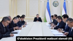 O'zbekiston Prezidenti Shavkat Mirziyoyev (markazda) hukumat a'zolari bilan, Toshkent, O'zbekiston