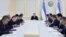 O'zbekiston Prezidenti Shavkat Mirziyoyev (markazda) hukumat a'zolari bilan, Toshkent, O'zbekiston