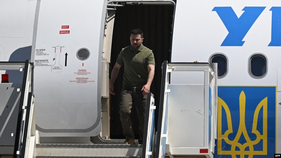 Украинскиот претседател Володимир Зеленски се симнува од својот авион по неговото пристигнување на воениот аеродром во Лисабон на 28 мај 2024 година