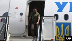 Украинскиот претседател Володимир Зеленски се симнува од својот авион по неговото пристигнување на воениот аеродром во Лисабон на 28 мај 2024 година