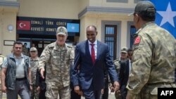 Wani hafsan mayakan Turkiyya yake raka shugaban Somalia a bikin kaddamar da sansanin sojinta a Somalia.