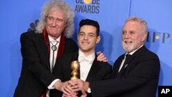 Brian May, left, and Roger Taylor, right, of Queen, and Rami Malek pose with the award for best movie, drama for "Bohemian Rhapsody" at the 76th Golden Globe Awards. (Photo by Jordan Strauss/Invision/AP)