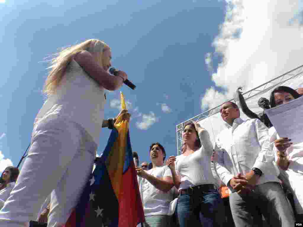 Unos 300 venezolanos se reunieron en la misma plaza donde el año pasado el líder opositor Leopoldo López se entregó a la justicia. [Foto: Alvaro Algarra, VOA]