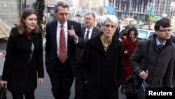 U.S. Under Secretary of State for Political Affairs Wendy Sherman (C) visits Independence Square in Kyiv, March 20, 2014.