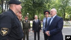 Александр Лукашенко во время посещения базы спецназа МВД Беларуси в Минске, 28 июля 2020 г.