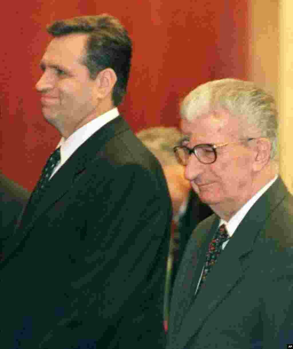 Киро Глигоров за време на инаугурацијата на претседателот Борис Трајковски, во Скопје, на 15 декември 1999. Трајковски е вториот македонски претседател од независноста на Македонија.