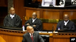 Le président sud-africain Jacob Zuma lors de son discours sur l'état de la nation devant le Parlement à Cape Town, le 11 février 2016. (AP Photo/Schalk van Zuydam, Pool)