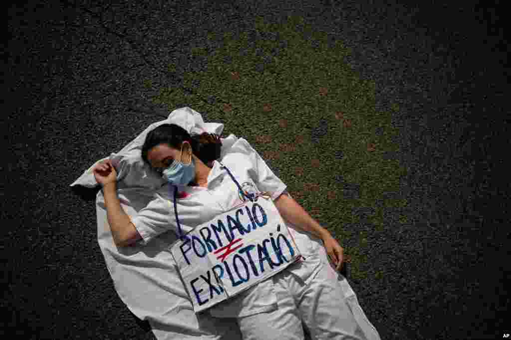 یک زن پزشک در جمع معترضان کادر درمانی اسپانیا. این معترضان در شهر بارسلون می‌گویند دولت به وضعیت کادر درمان توجه کافی ندارد. 