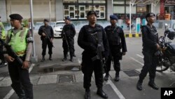 Kepolisian RI menjaga ketat lokasi sekitar serangan ISIS di dekat kafe Starbucks di Jalam MH.Thamrin, Jakarta (15/1). 