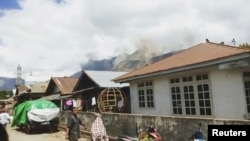 Tanah longsor tampak di sekitar pegunungan, setelah gempa kembali mengguncang Lombok hari Minggu (19/8) dari foto yang diperoleh melalui Instagram ini. (@TAOFIQNGEBLUESS / Reuters).