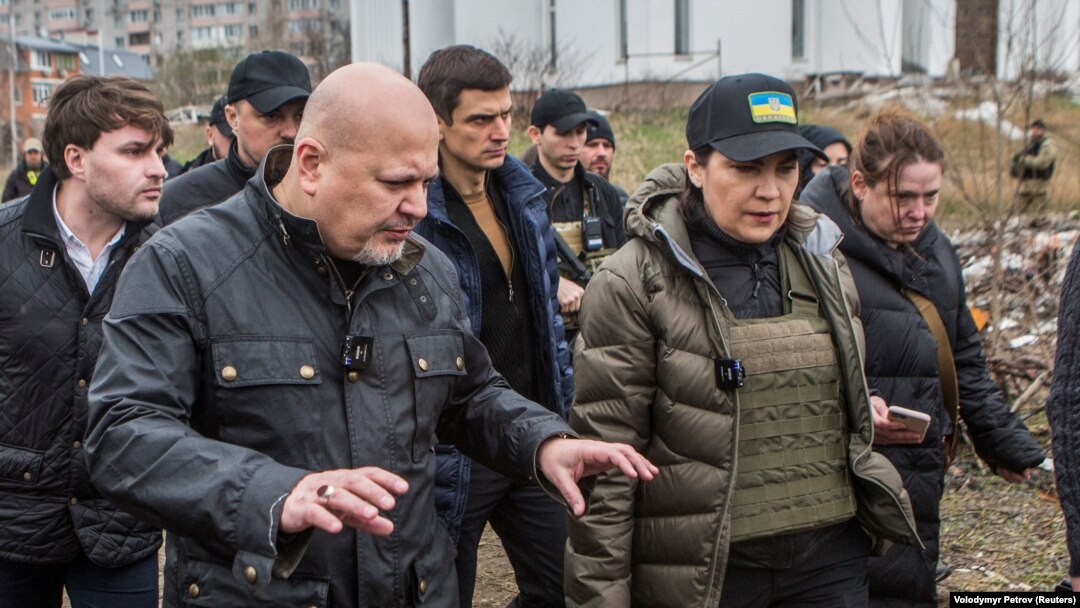 Karim Kan tokom posete ukrajinskom gradu Buča gde su pronađene masovne grobnice nakon povlačenja ruskih trupa