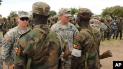 Des soldats américains s'entretiennent avec des soldats ougandais, à Soroti, le 20 avril 2011.