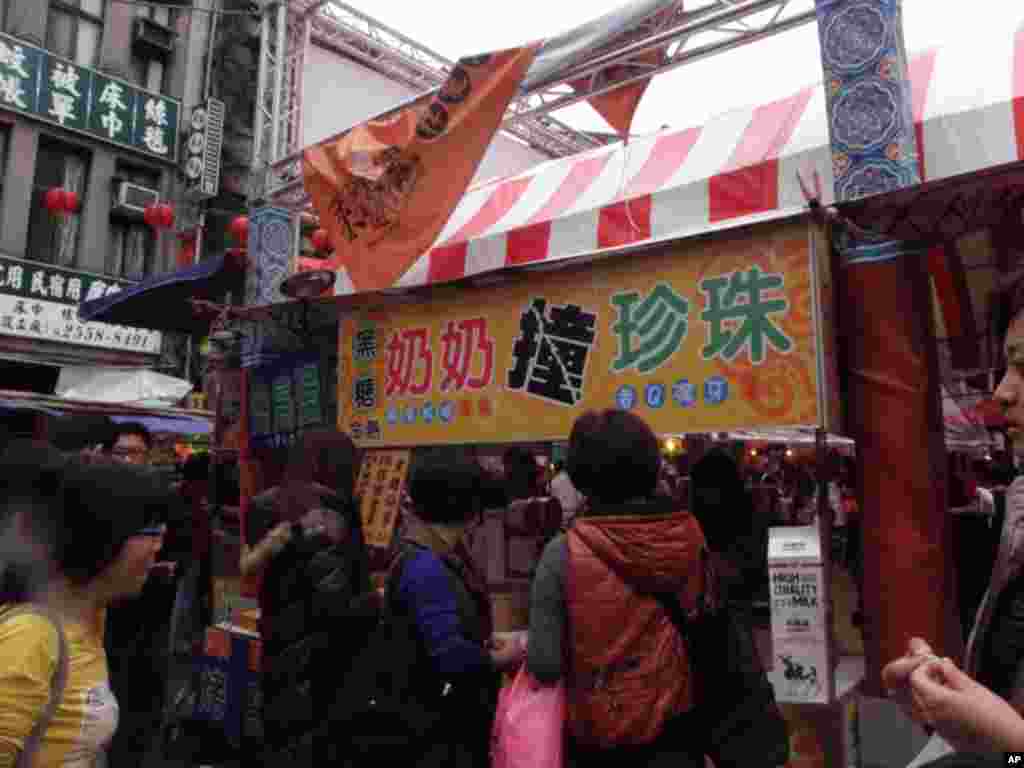 年货大街内的一个冷热饮摊名让人有各种联想