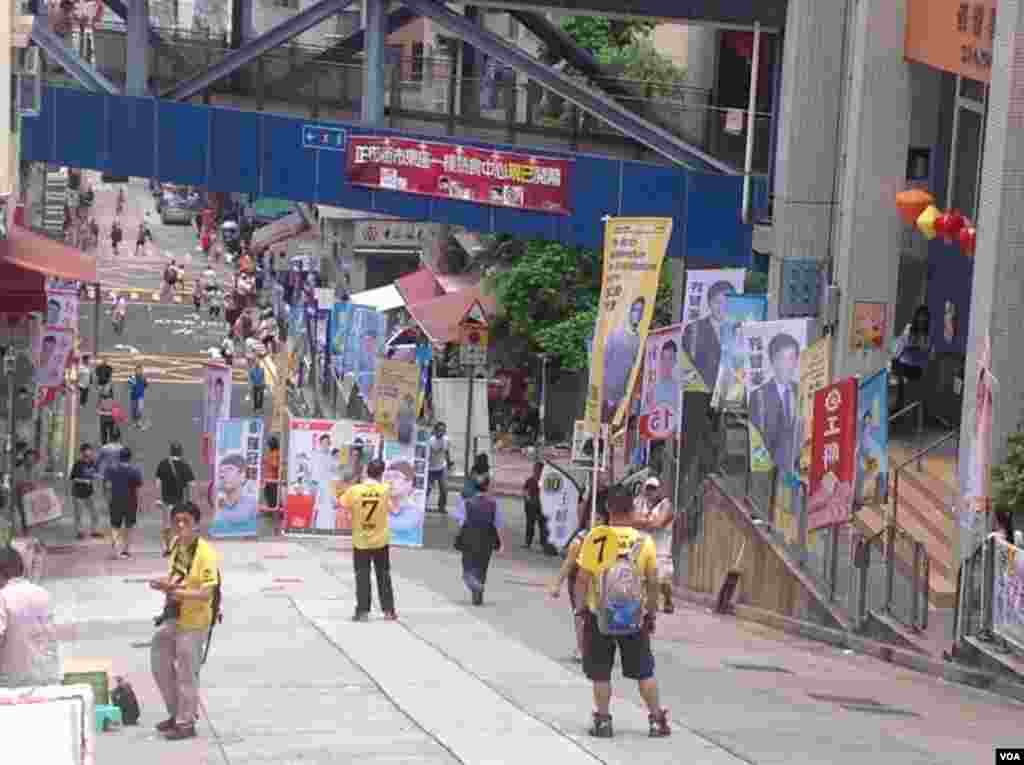 西营盘正街居民密度大，乃各路候选人密集拉票之处 (美国之音海彦拍摄)