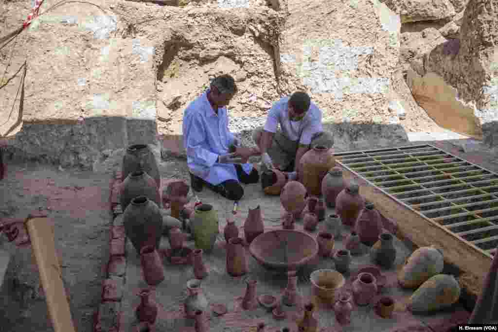 Pekerja arkeologi Mesir memperbarui keramik di Luxor, Mesir, 9 September 2017.