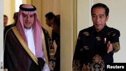 Indonesian President Joko Widodo welcomes Saudi Arabia's Foreign Minister Adel bin Ahmed Al-Jubeir at the presidential palace in Bogor, Indonesia, Oct. 22, 2018. 
