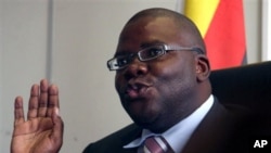 Menteri Keuangan Zimbabwe Tendai Biti mengharapkan keringanan dari IMF atas utang Zimbabwe yang sebesar 10 miliar dolar (foto: Dok).