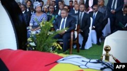 Le président mozambicain Filipe Nyusi assiste au service commémoratif du leader de la Résistance nationale mozambicaine (Renamo), Afonso Dhlakama, à Beira, le 9 mai 2018 