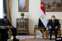 FILE - US Secretary of State Antony Blinken (L) meets with Egypt's President Abdel Fattah al-Sisi at the Heliopolis Presidential Palace on May 26, 2021.