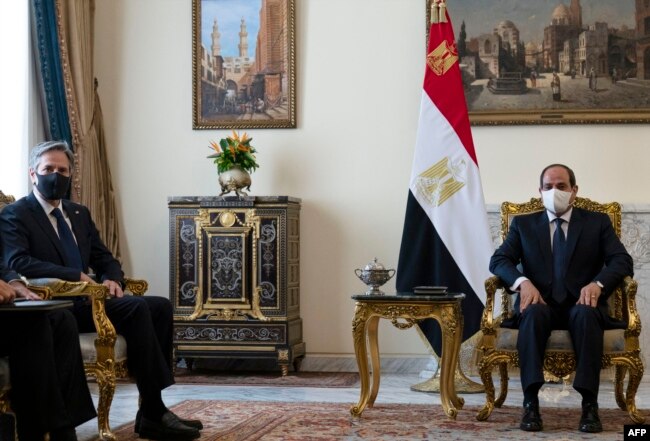 FILE - US Secretary of State Antony Blinken (L) meets with Egypt's President Abdel Fattah al-Sisi at the Heliopolis Presidential Palace on May 26, 2021.