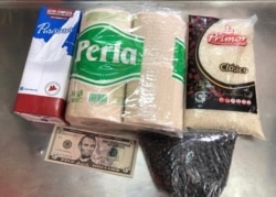 Granos negros, 1 litro de leche líquida, 1 kilo de arroz y papel sanitario. El mercado de 5 dólares de Álvaro Algarra.