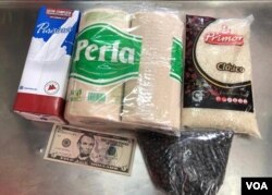 Granos negros, 1 litro de leche líquida, 1 kilo de arroz y papel sanitario. El mercado de 5 dólares de Álvaro Algarra.