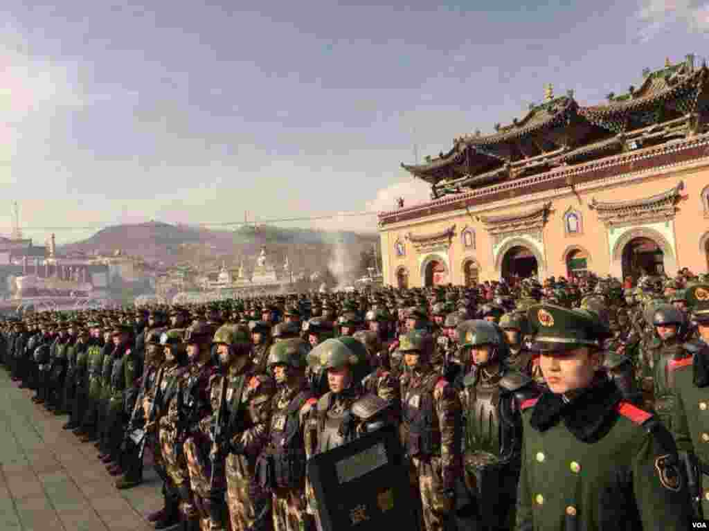 3月5日塔尔寺酥油花佛事活动当天现场照片，荷枪实弹的军警驻守寺院