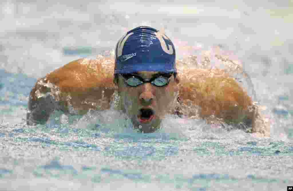 Swimmer Michael Phelps swims in the preliminaries of the 100-meter butterfly at the US Swimming Nationals in Indianapolis, August 2, 2007.