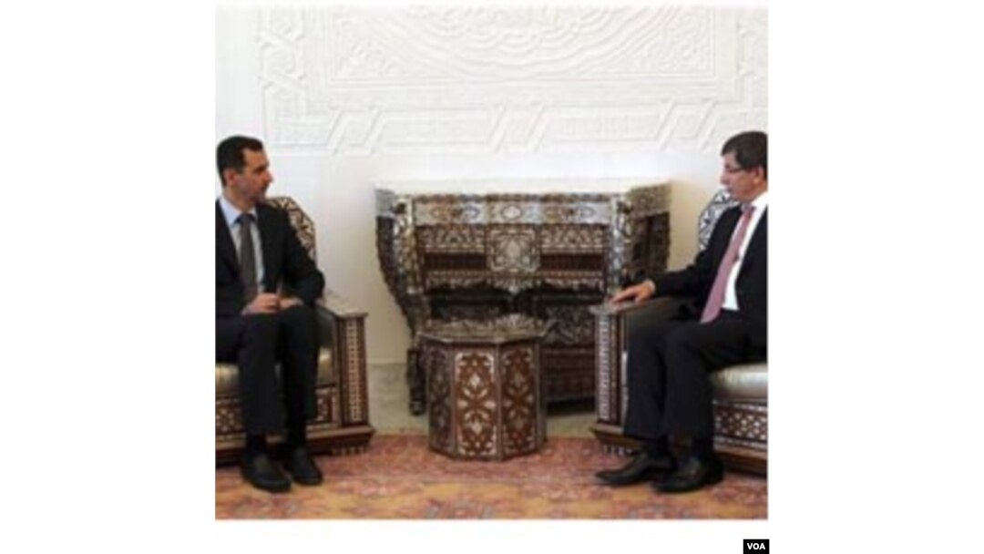 Menlu Turki Ahmet Dayutoglu (kanan) dalam pertemuannya dengan Presiden Suriah Bashar al-Ashad di Damaskus (8/9).