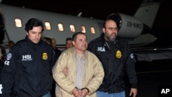 Pihak berwenang mengawal Joaquin "El Chapo" Guzman (tengah), setibanya di bandara Long Island MacArthur, Ronkonkoma, N.Y., 19 Januari 2017. (U.S. law enforcement via AP).