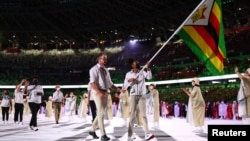 FILE: Abamele eleZimbabwe ngesikhathi kuvulwa okusemthethweni imidlalo ye2020 Tokyo Olympic Games. REUTERS/Kai Pfaffenbach