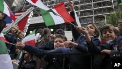 2014年10月13日纽约哥伦布日游行学生挥舞意大利国旗。