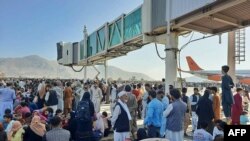 Warga Afghanistan berkerumun di landasan bandara Kabul untuk melarikan diri dari negara itu ketika Taliban menguasai Afghanistan, setelah Presiden Ashraf Ghani melarikan diri dari negara itu dan mengakui pemberontak telah memenangkan perang 20 tahun, pada 16 Agustus 2021.
