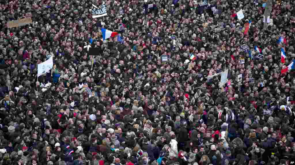 Dubban mutane tara a birnin Paris, Janairu 11, 2015.