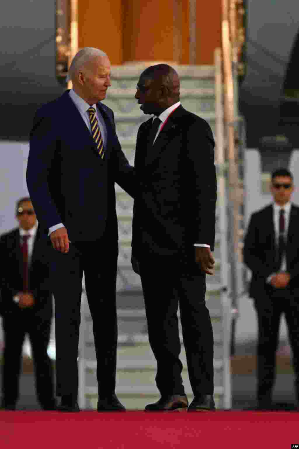 O Presidente dos EUA, Joe Biden e o Ministro das Relações Exteriores de Angola, Tete António, em Luanda, a 2 de dezembro de 2024.